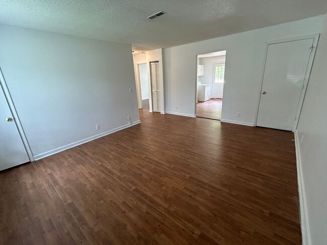 Building Photo - 2BR/1BA Move-In Ready Hermitage Property !