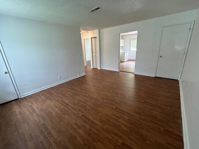 Building Photo - 711 Frankfort Dr