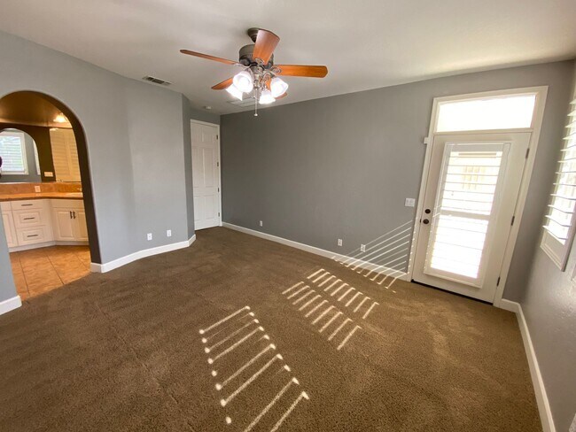 Building Photo - NW Visalia Home Rent Ready! !