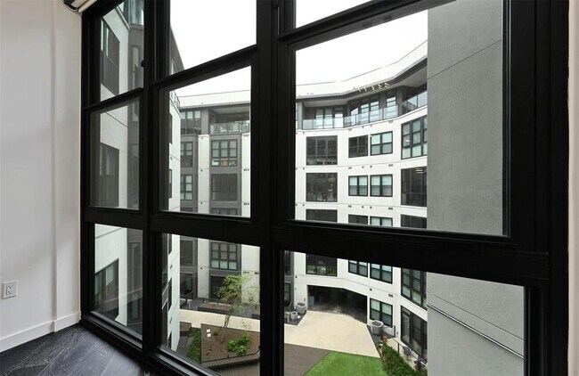 Building Photo - 800 Embassy Dr