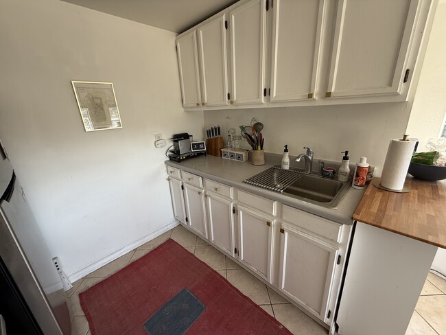 Newer cabinets - 2142 Baxter St