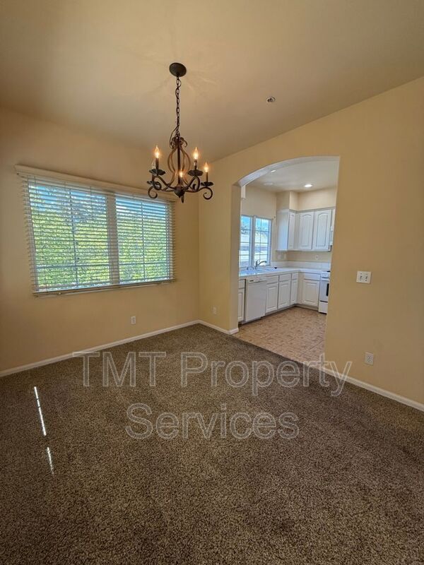 Building Photo - 595 Ave of Flags