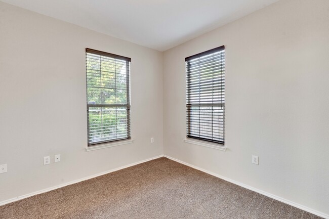Building Photo - 6305 Roseborough Dr