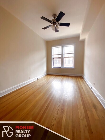Building Photo - 3525 N Racine Ave