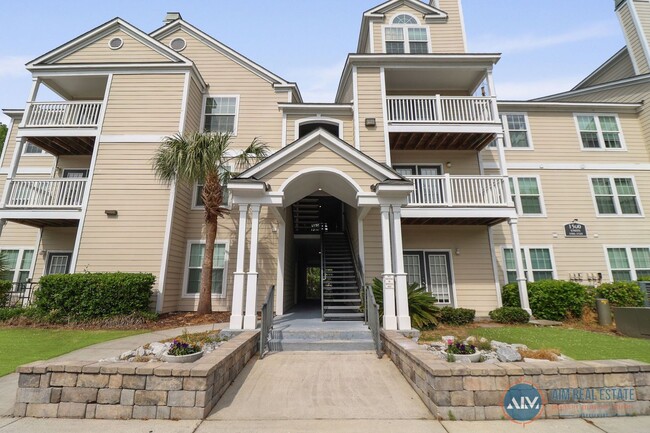 Building Photo - Bright, Freshly Updated 2BR/2BA Condo at T...