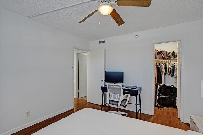 Building Photo - 2350 NE 14th Street Causeway