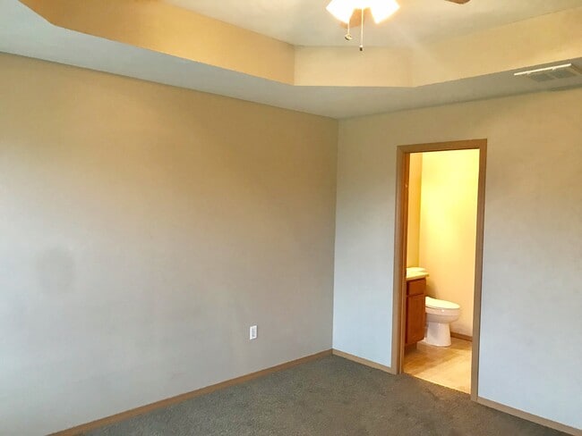 Building Photo - Wonderful Duplex in Clever MO - Available Now
