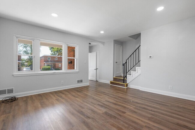 Building Photo - PENDING - Newly Renovated 3 Bedroom 2 Bathroom in