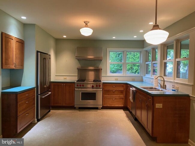 Building Photo - 108 E Park Pl