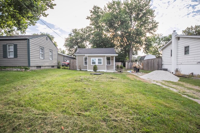 Building Photo - Update 1 bedroom Home with Fenced in Yard