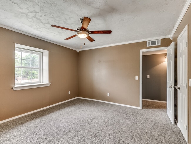 Building Photo - 7704 Brookside Dr