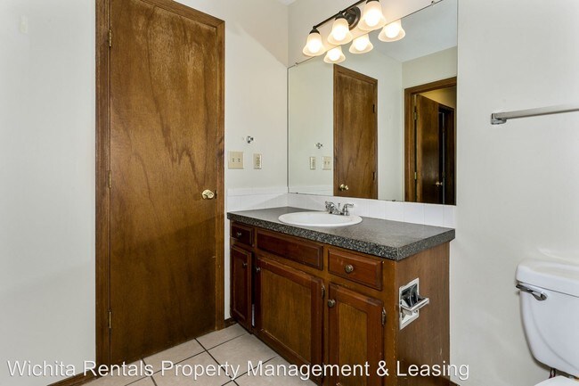 Building Photo - 3 br, 2 bath Apartment - 580 W. 3rd 580 W 3rd