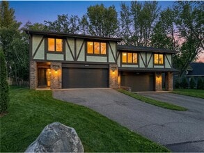 Building Photo - 1042 Circle Dr