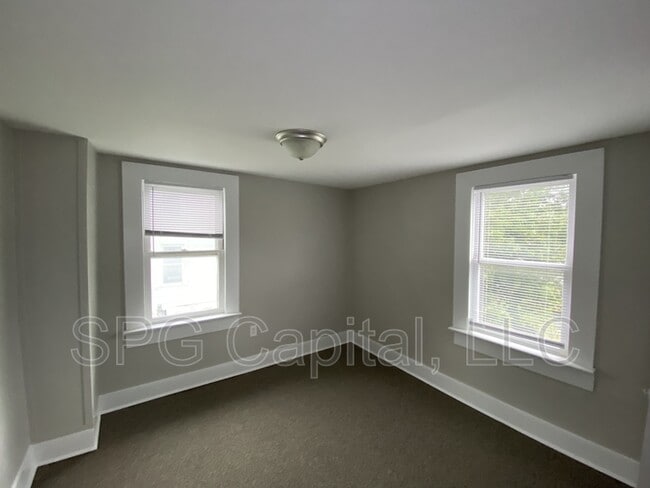 Building Photo - 325 Valley St