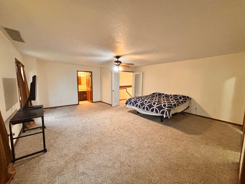 Building Photo - 710 S Shore Ct