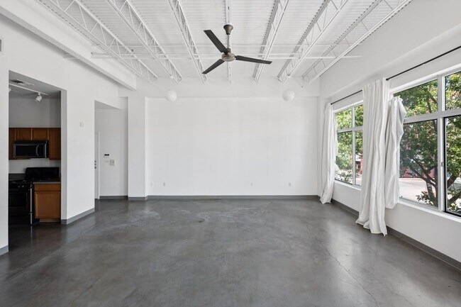 Building Photo - 2401 E 6th St