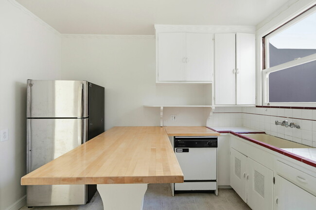 Building Photo - 685 47th Ave