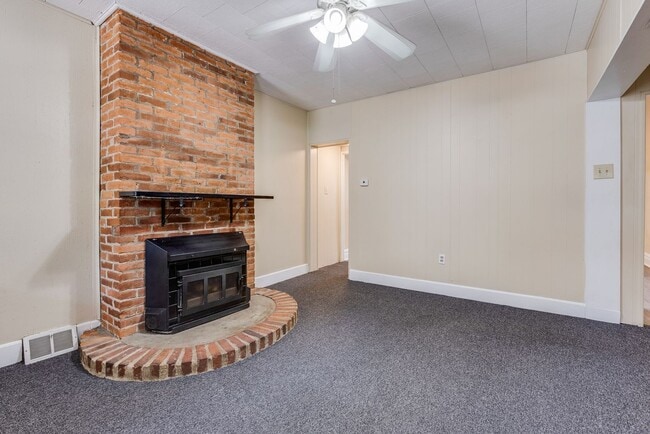 Building Photo - 236 Plymouth St