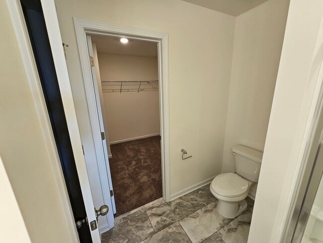 Building Photo - Like New Town Home in Kellerton Place, Monroe!