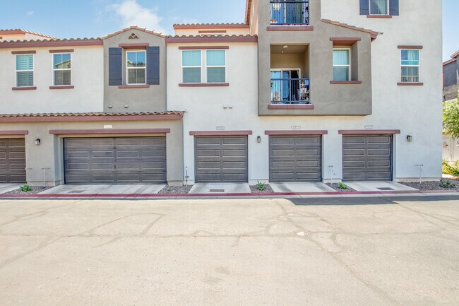 Building Photo - 2321 E Huntington Dr