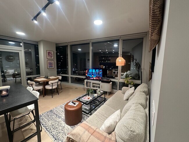 Building Photo - 920 N Wells St