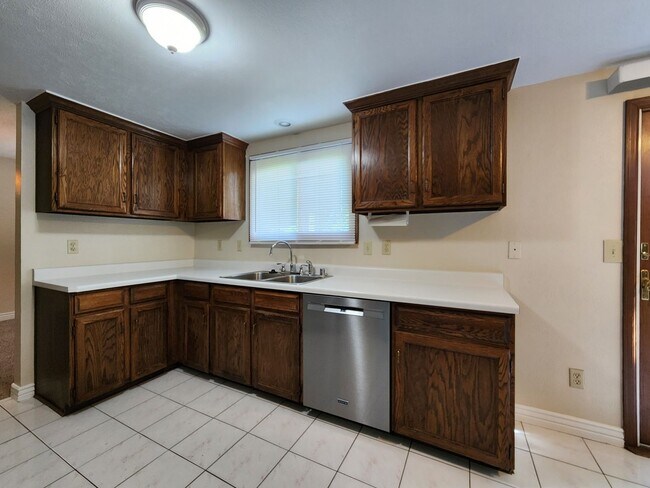 Building Photo - Beautiful 4 Bedroom Home on Cul Du Sac Wit...