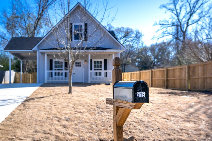 Building Photo - 213 Lomond Ave