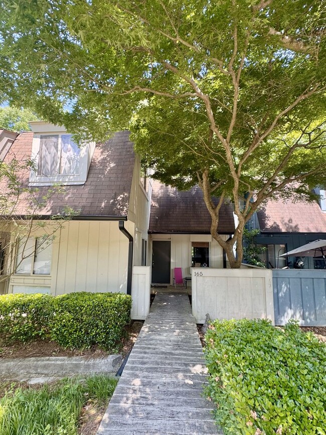 Building Photo - 165 Woodstone Dr