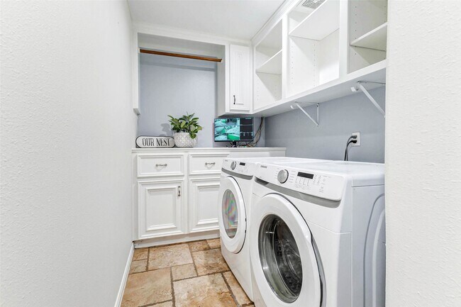 Building Photo - 402 Avenue H