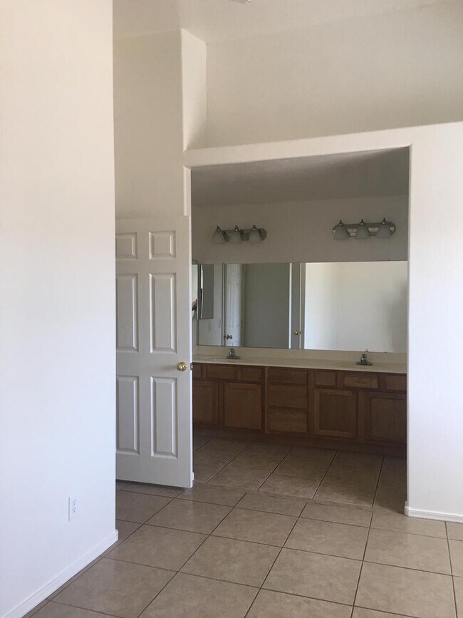 Building Photo - South Phoenix 4 Bed 2 Bath