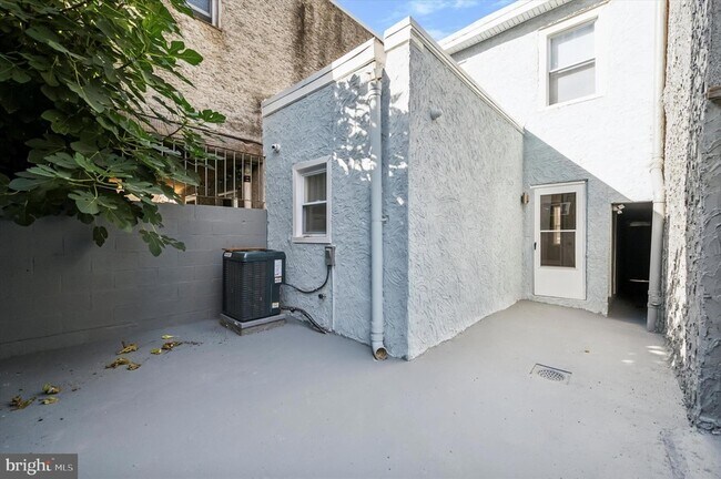 Building Photo - 2033 N Mascher St