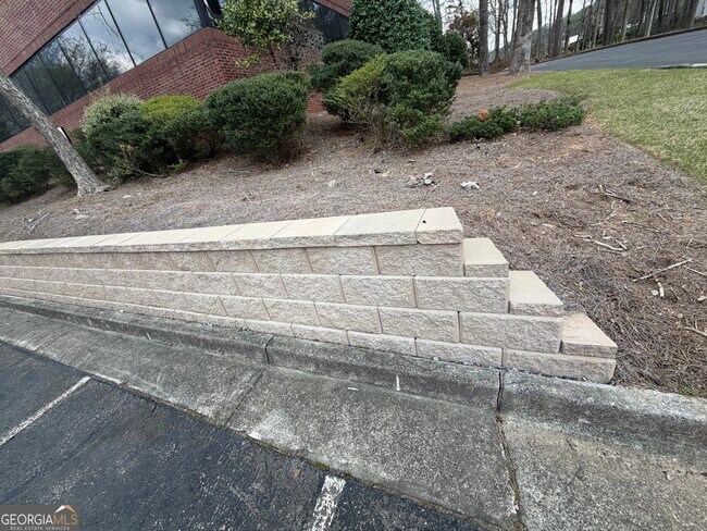 Building Photo - 3336 Camelot Dr NE