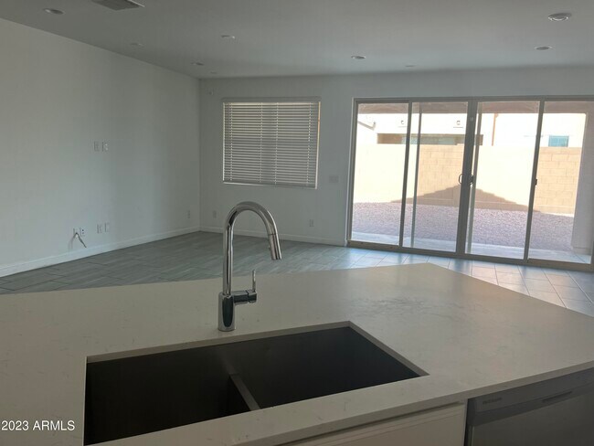 Building Photo - 566 E White Wing Dr