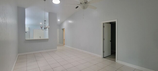 Building Photo - Beautiful and spacious remodeled unit