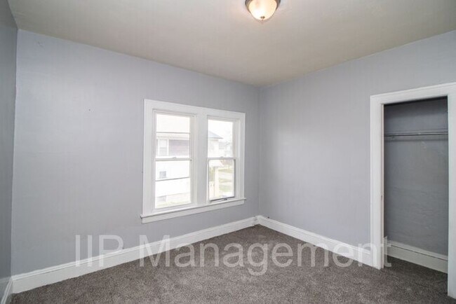 Building Photo - Charming and Refinished 2 Bedroom in Cleve...