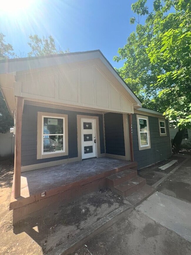 Building Photo - Coming Soon! 2 Bed 1 Bath Home for Rent in...