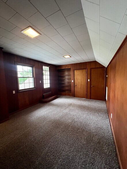 Building Photo - 516 N Park St