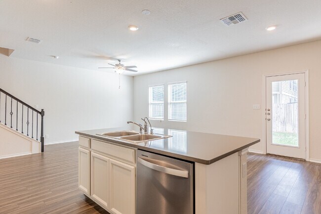 Building Photo - 6806 Prue Rd