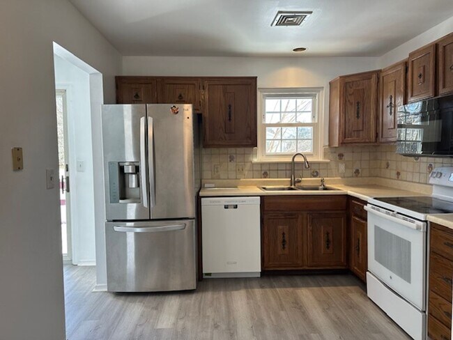 Building Photo - 2109 Highland Ct