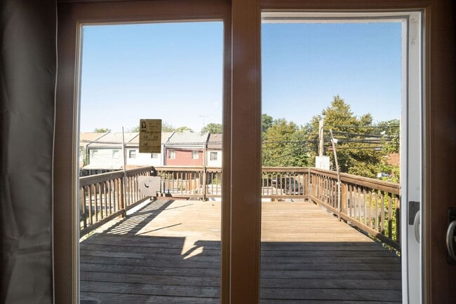 Building Photo - 1 Month Off! Available Now!  // 3bedroom 2.5 bathroom Condo// Trinidad//Private Parking Included