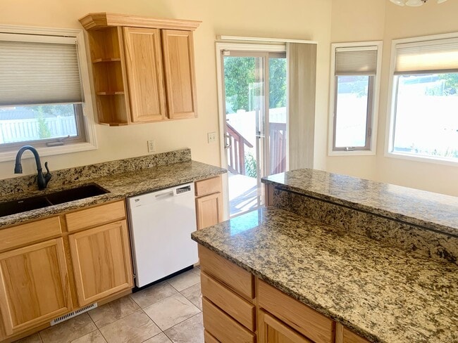 Building Photo - Beautiful 3 bed 2 bath condo on the west end!