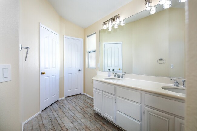 Building Photo - 1 Quebec