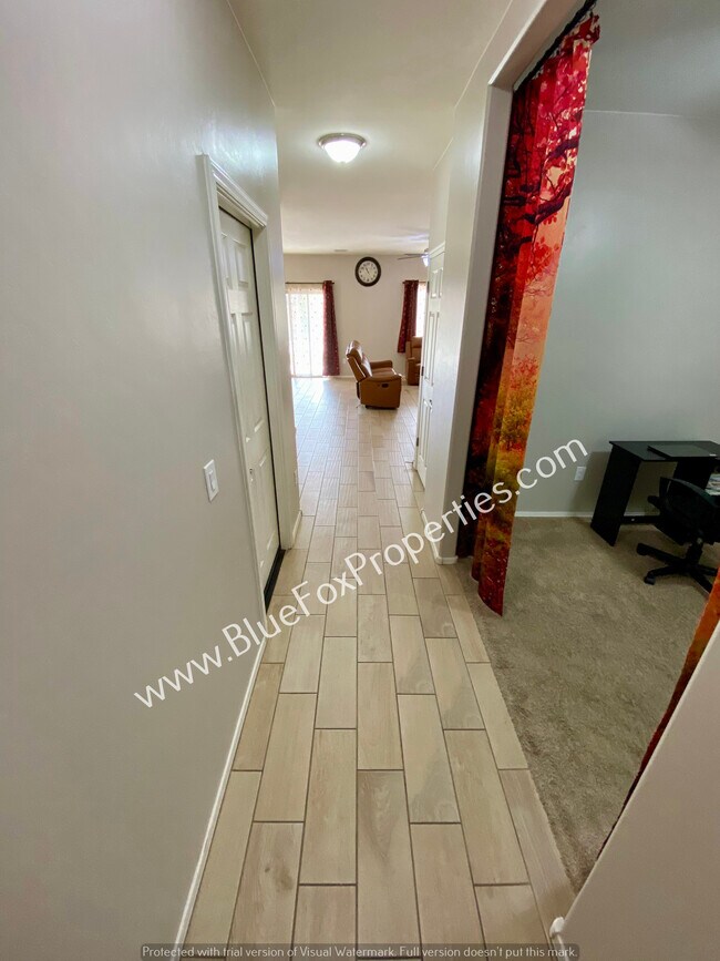 Building Photo - 9009 W Rolling Springs Dr