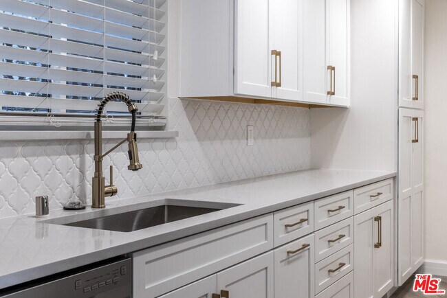 Building Photo - 818 6th St