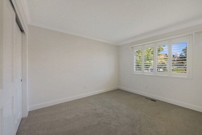 Building Photo - 5 Santa Victoria Ct