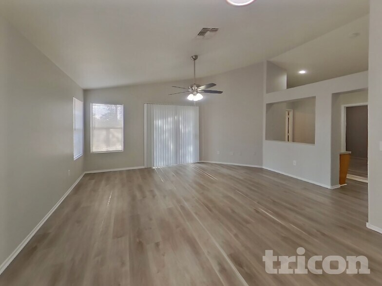 Building Photo - 12425 N 42nd Dr