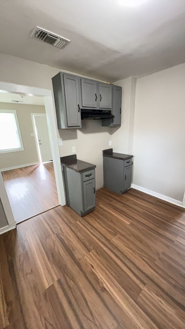 Building Photo - Spacious 4 Bedroom / 2 Bath Home – Fully Updated – Open To Section 8