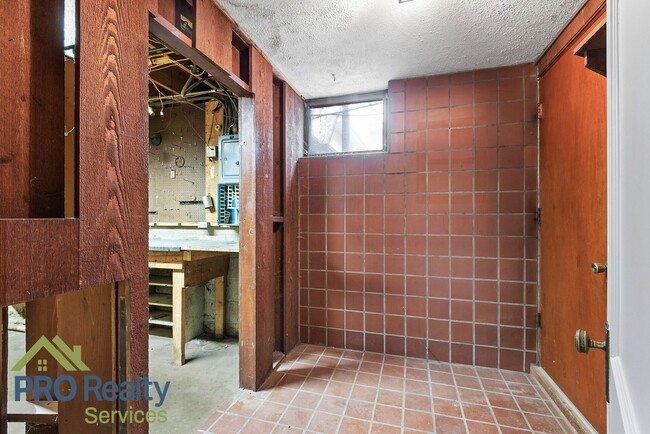 Building Photo - 3 Bedroom Plus Den Home