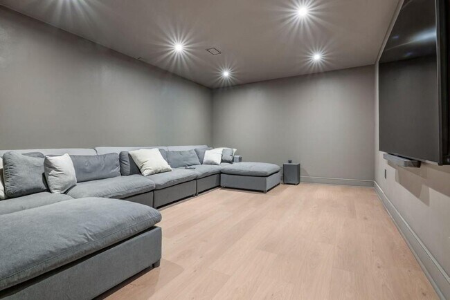 Building Photo - 1007 Somerset Dr NW