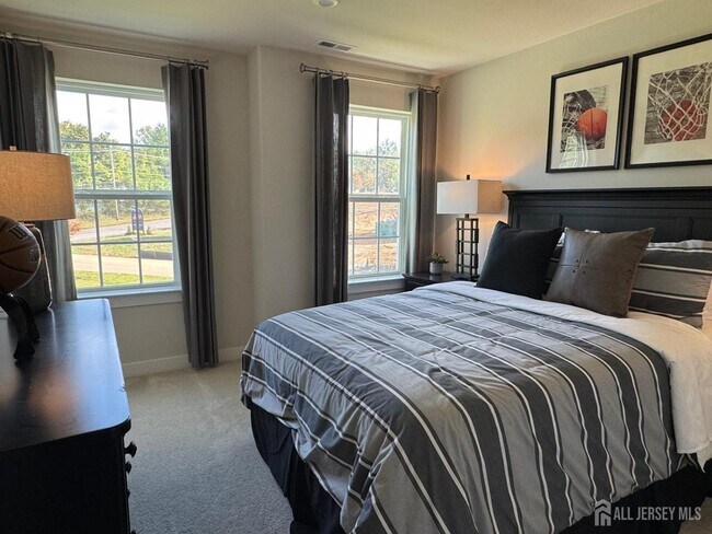 Building Photo - 2 Drake Ct